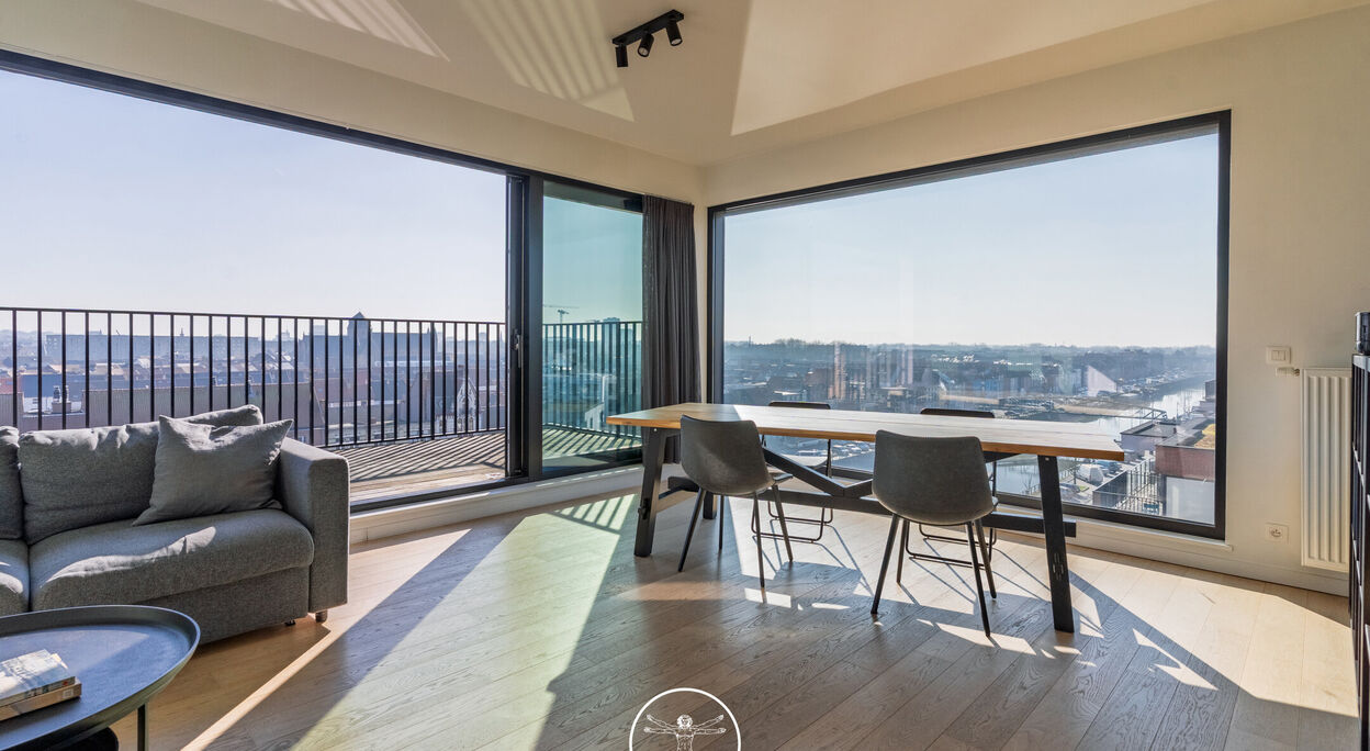 Lichtrijk dakappartement met een ruime slaapkamer en een zuidgericht terras met een prachtig zicht.