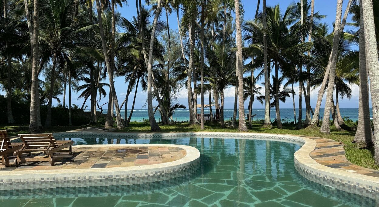 Villa met zwembad aan het strand van Diani beach te Kenia