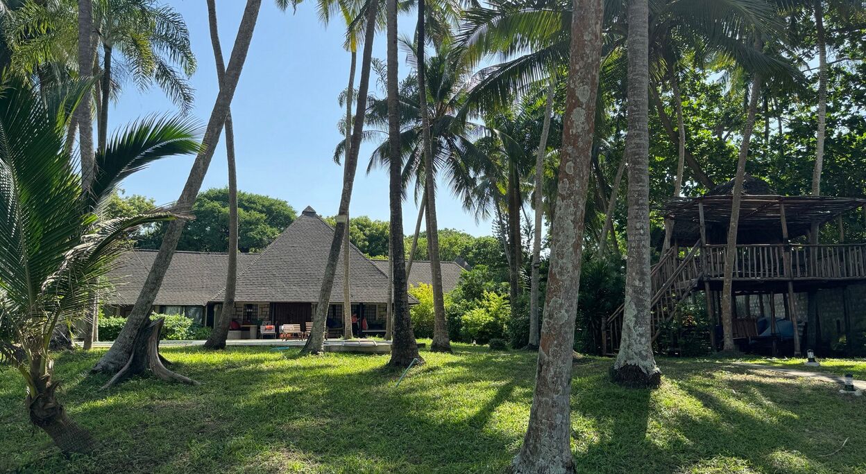 Villa met zwembad aan het strand van Diani beach te Kenia