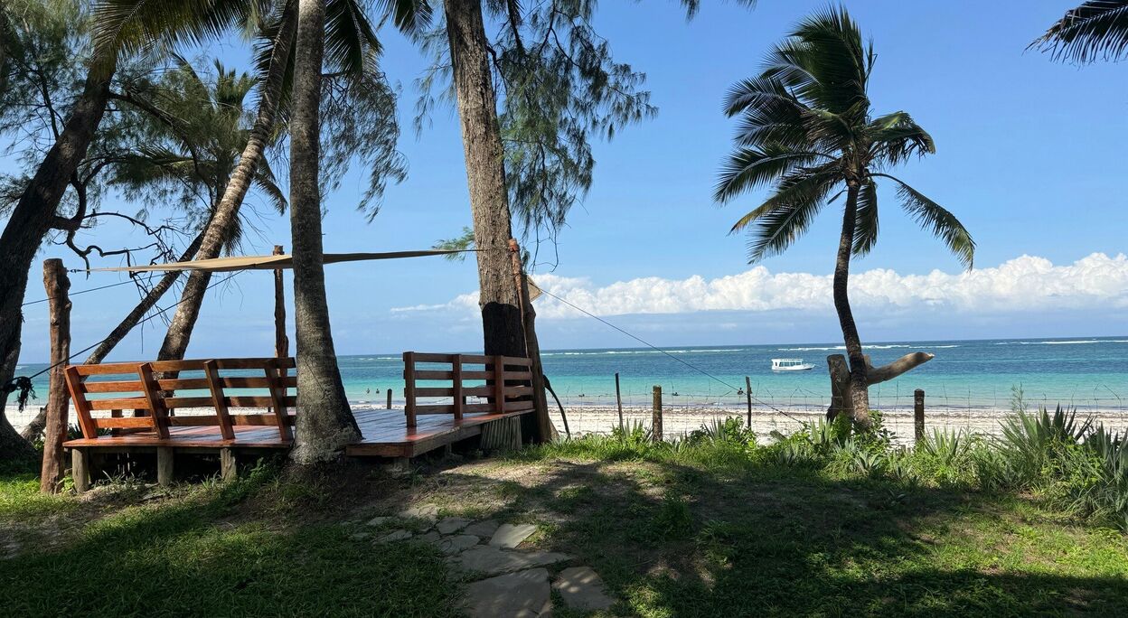Villa met zwembad aan het strand van Diani beach te Kenia