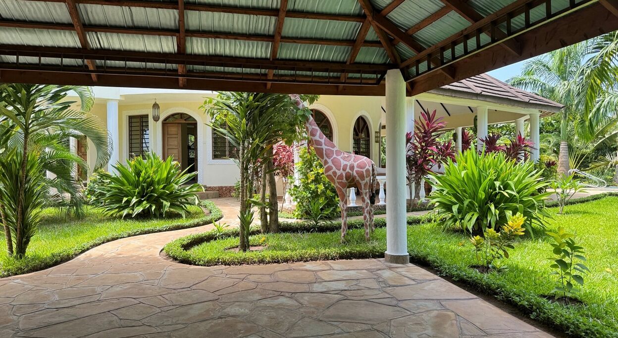 Woning met 3 slaapkamers, tuin en zwembad te Diani Beach
