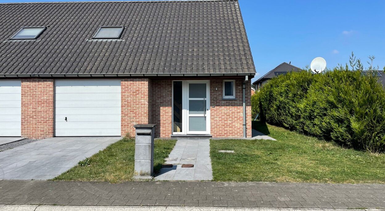 Woning met 3 slaapkamers, terras, garage en tuin te koop in Evergem