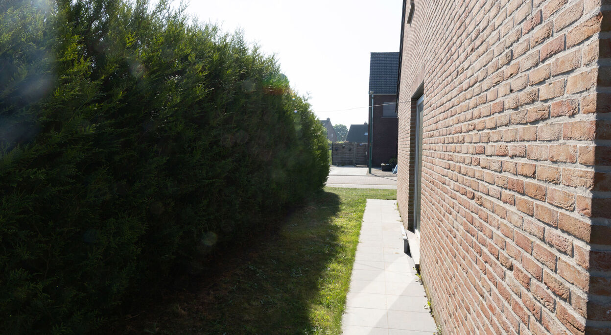 Woning met 3 slaapkamers, terras, garage en tuin te koop in Evergem