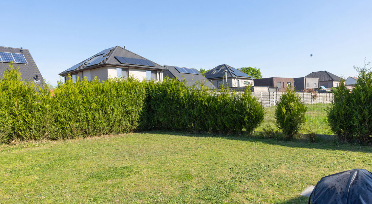 Woning met 3 slaapkamers, terras, garage en tuin te koop in Evergem
