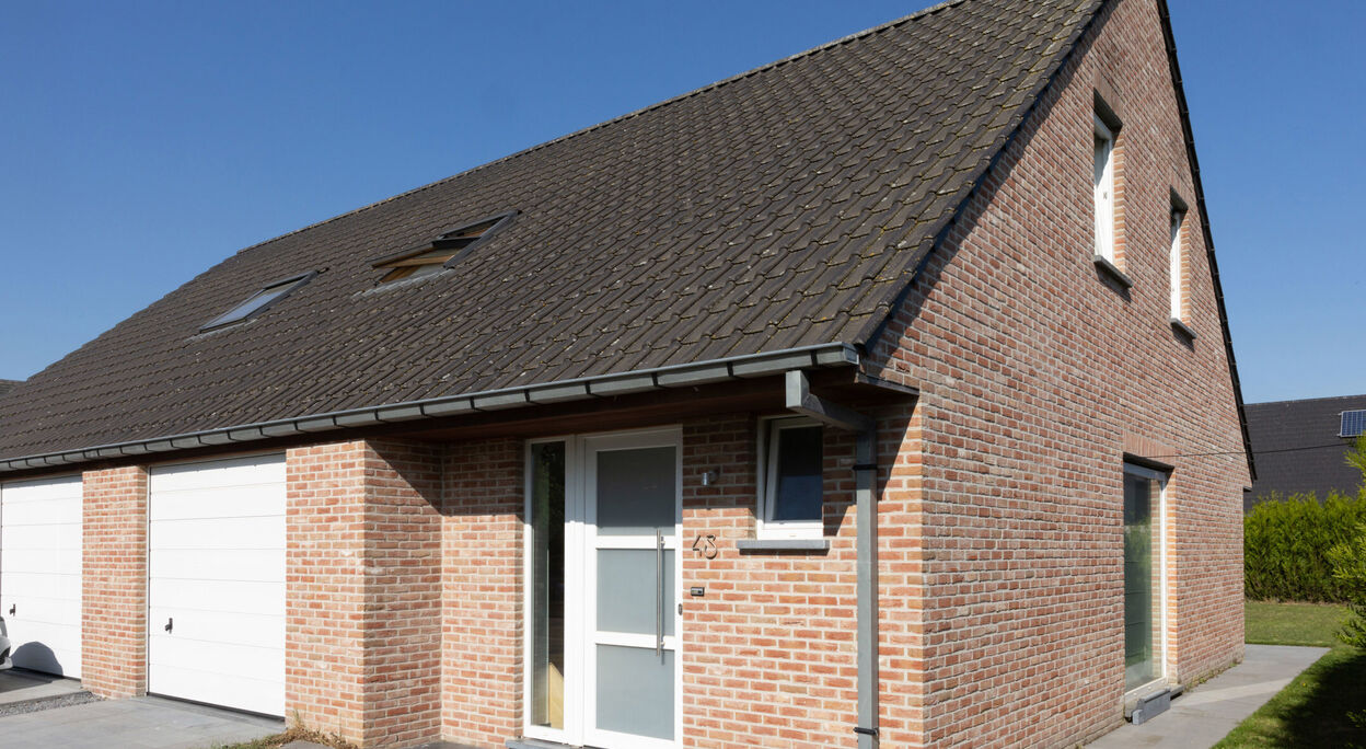 Woning met 3 slaapkamers, terras, garage en tuin te koop in Evergem