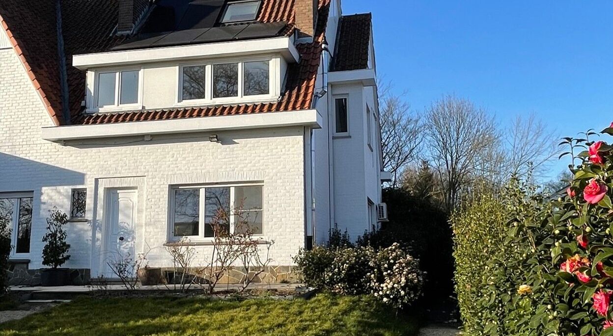 Lichtrijke woning met vier slaapkamers en tuin te Wondelgem