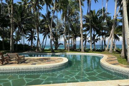Villa met zwembad aan het strand van Diani beach te Kenia